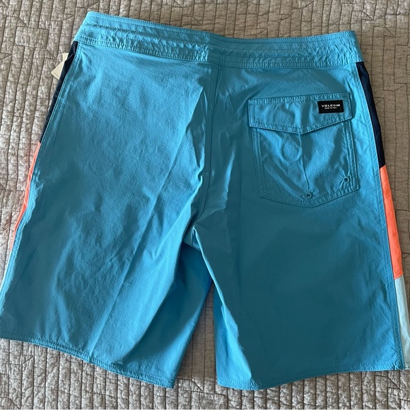 Volcom Board Shorts - Picture 2 of 4